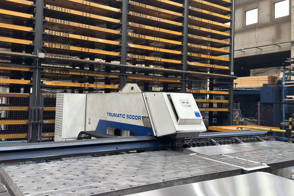 Proceso punzonado de chapa metálica