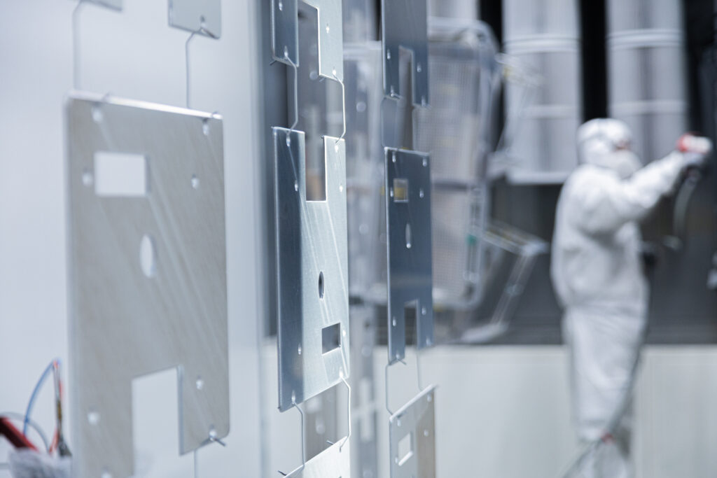 Piezas en proceso de pintura polvo