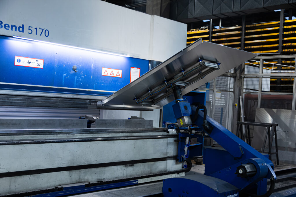 Proceso plegado de chapas de metal