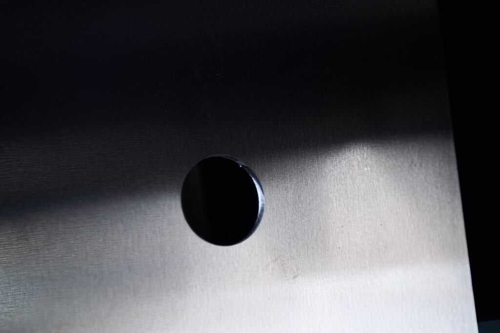 Pieza metálica tras corte con láser