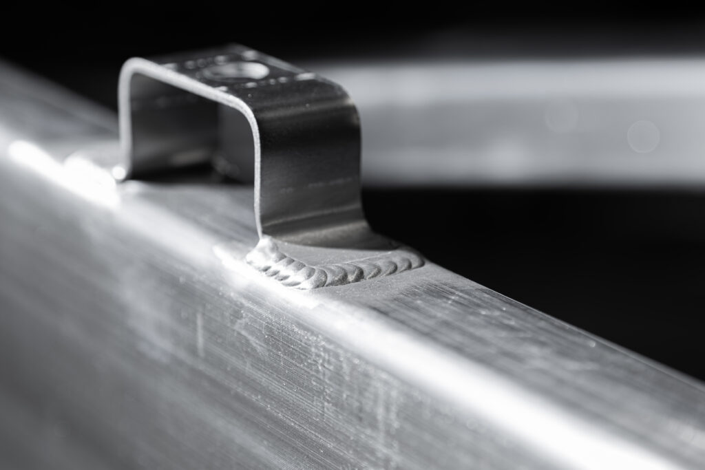 Soldadura en un agarre metálico