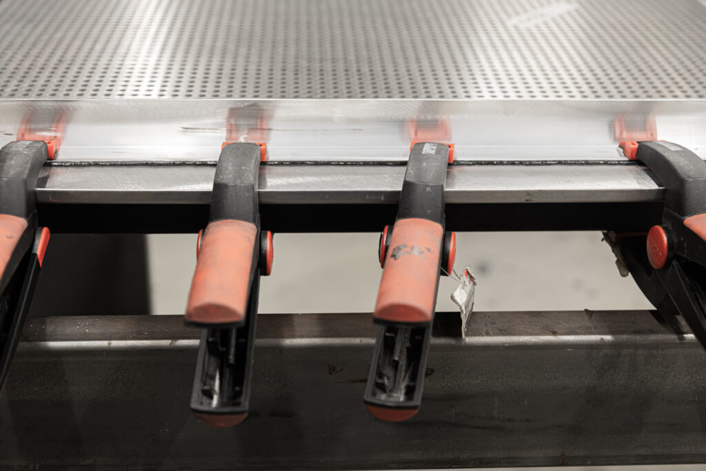 Pinzas para garantizar correcto adhesivado