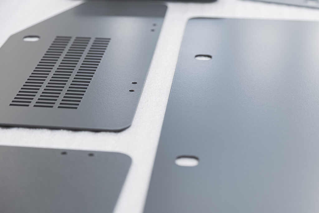 Piezas metálicas finalizadas tras proceso de pintura con polvo