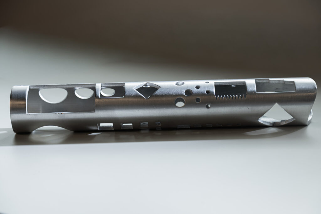 Tubo metálico cortado