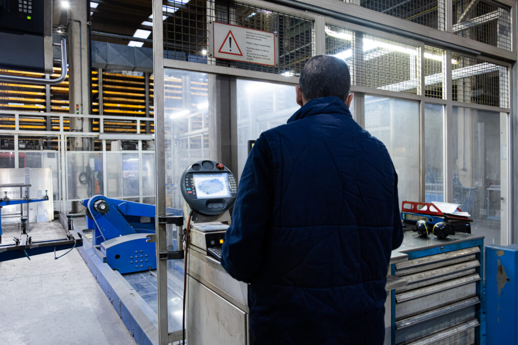 operator working with the automatic bending machine